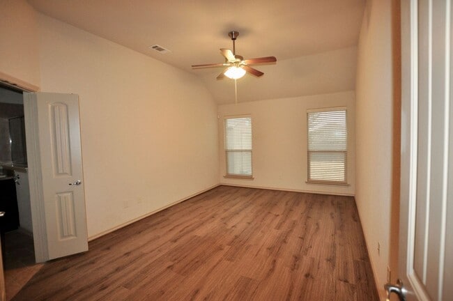 Building Photo - FOR LEASE! (Available October 20th) Spacio...