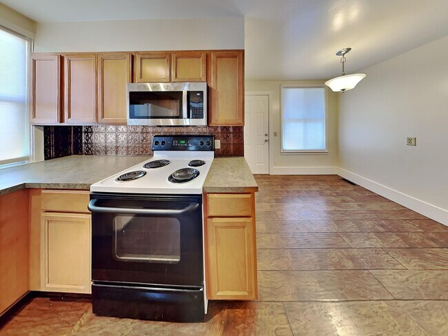 Building Photo - **Coming Soon** 5 Bedroom House Near Gonzaga