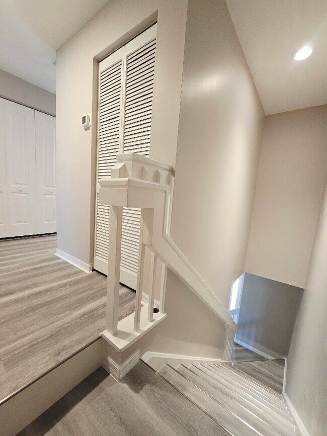 Building Photo - 329 River Bluff Ln