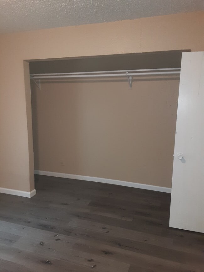 Building Photo - 300 E 12th St