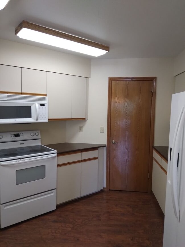 Building Photo - 3 bed / 2 bath Condo Available