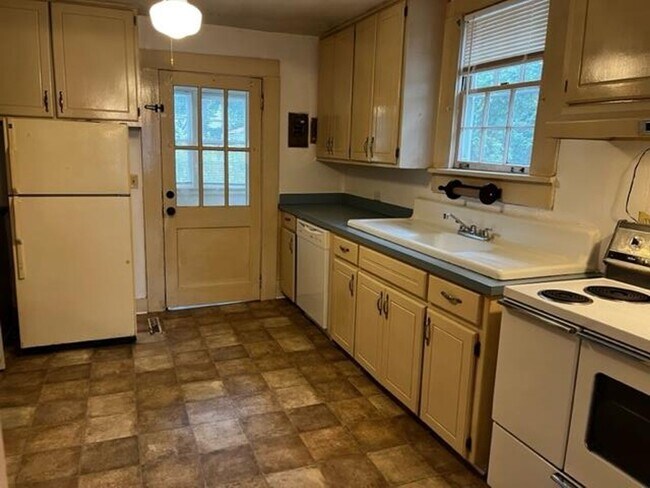 Building Photo - Beautiful 3 Bedroom/2 Bath Home Off Baytree!