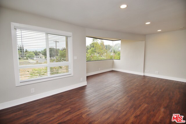 Building Photo - 16550 Vanowen St