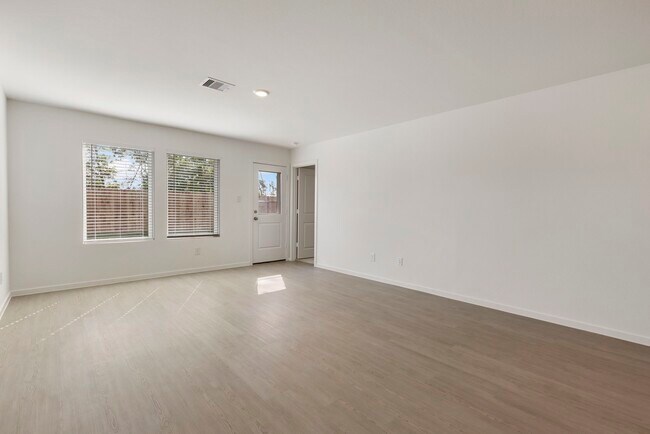 Building Photo - 490 Southern Magnolia Wy