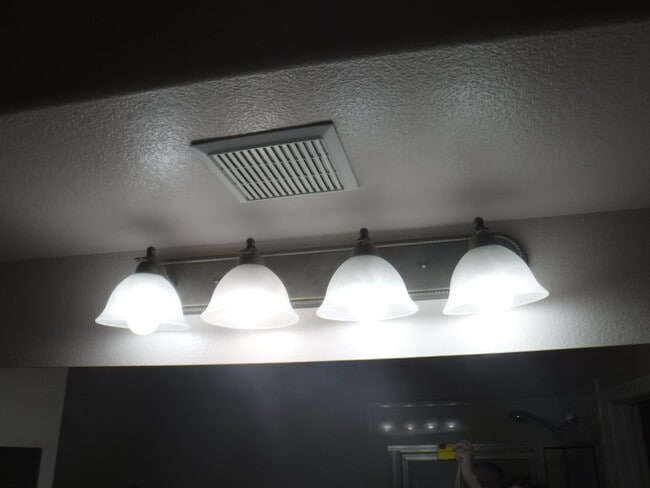 Building Photo - 1500 SQUARE FEET, 2 BED, 2 BATH AND 2 CAR GARAGE