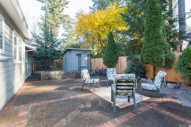 Building Photo - Gorgeous Lake Oswego Remodeled Cottage