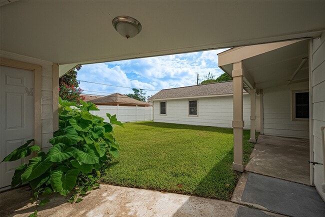 Building Photo - 982 W Donovan St