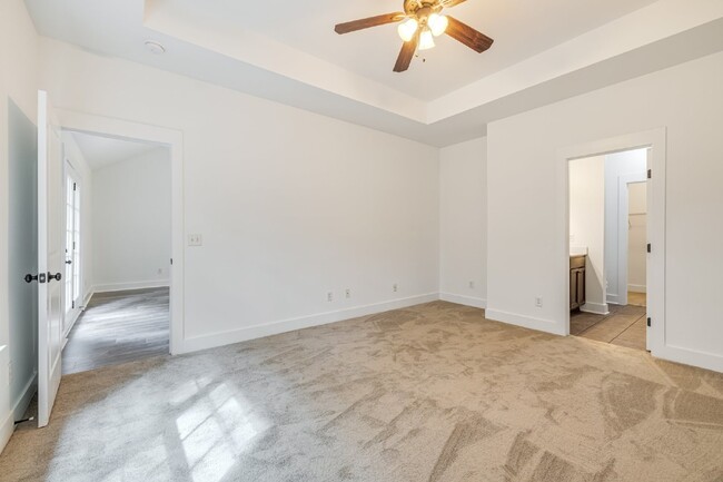 Building Photo - Newly renovated 2 Bedroom Condo with a bon...