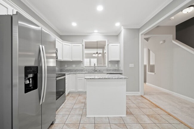 Building Photo - Newly remodeled townhome