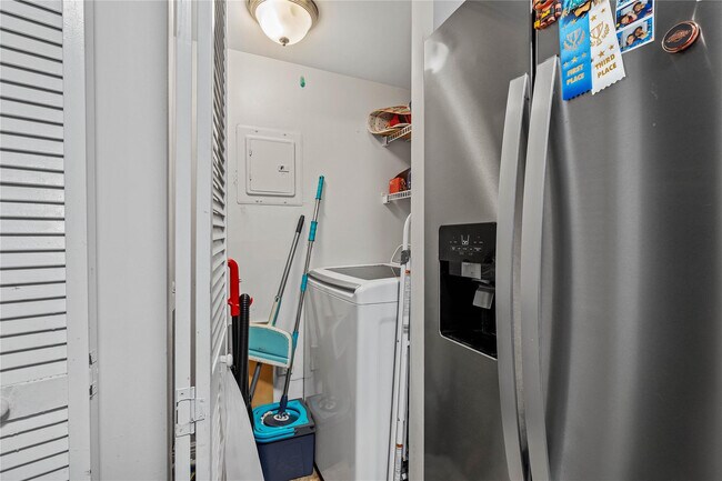 Building Photo - 4840 N State Rd 7