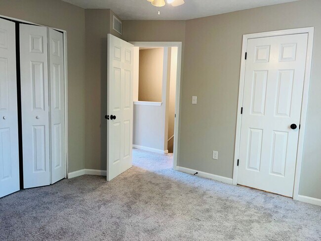 Building Photo - Location, location, location! Renovated townhome near Downtown Douglasville! Must See!