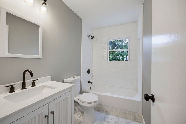 Building Photo - Fantastic Renovation in Smyrna!