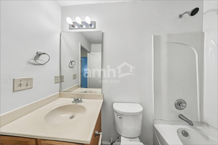 Building Photo - 5701 Hidden Lake Dr