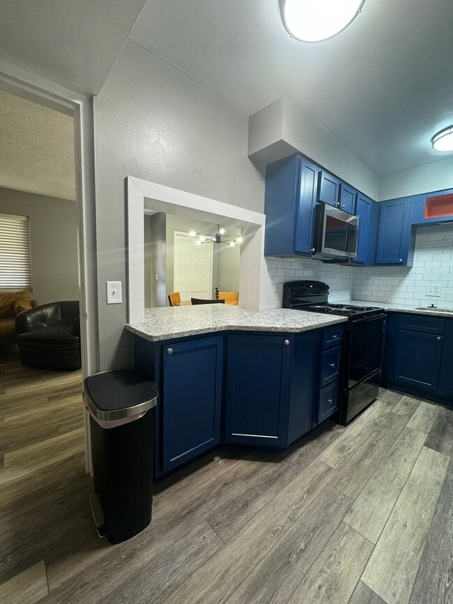 Building Photo - AVAILABLE NOW!! 2 Bedrooms and 1 bath.  $2...