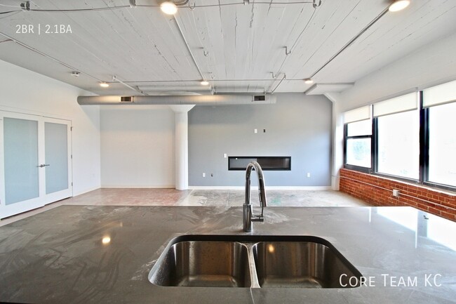 Building Photo - Large Loft in Midtown!