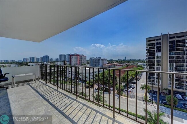 Building Photo - 2030 S Ocean Dr