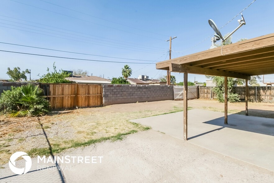 Building Photo - 3908 W Lewis Ave