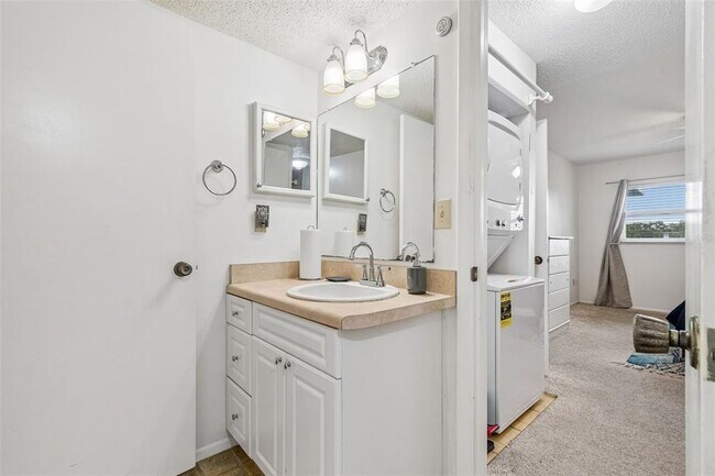 Building Photo - 11110 Carriage Hill Dr