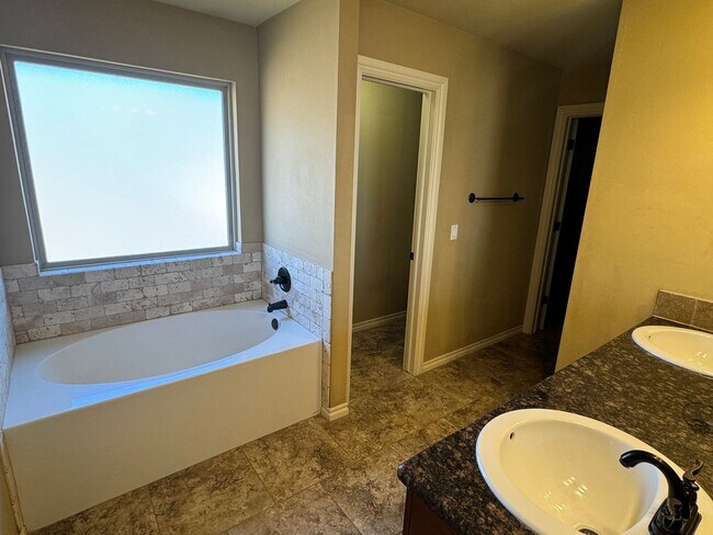 Building Photo - 7904 SW Powell Ct