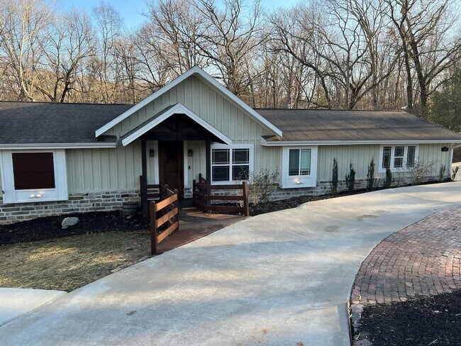 Building Photo - 1906 Almand Dr