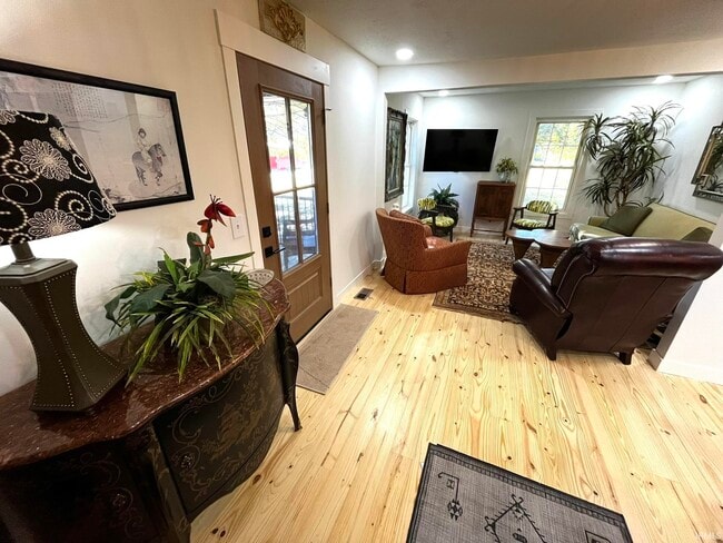 Building Photo - 624 Monroe St