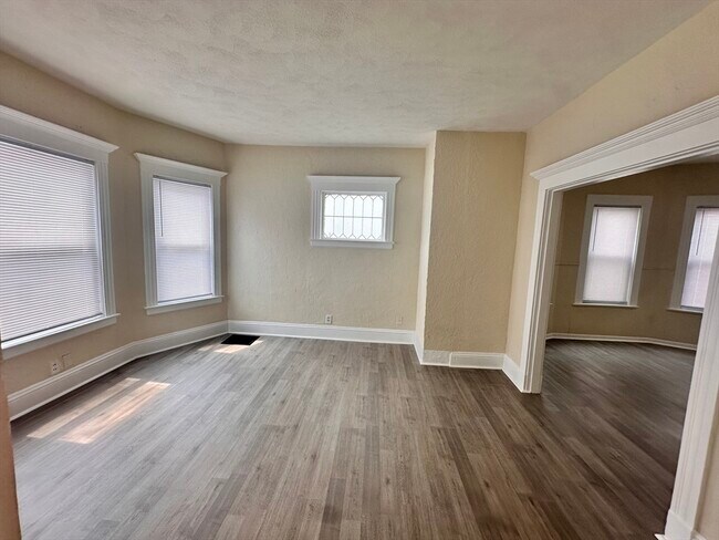 Building Photo - 132 Vernal St