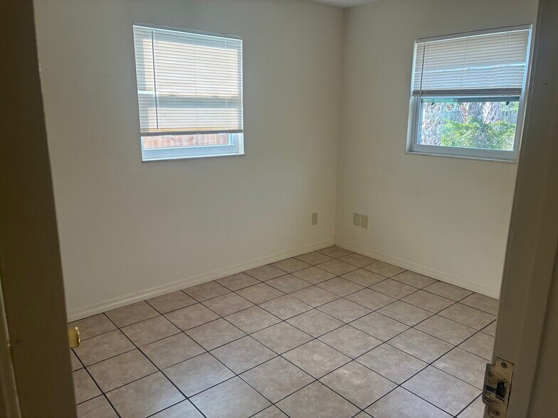 Building Photo - 2651 Kingswood Dr NE