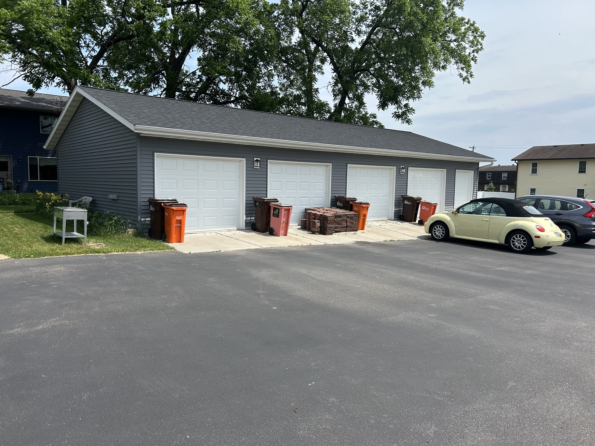 Garage with storage area - 2403 Tony Ct
