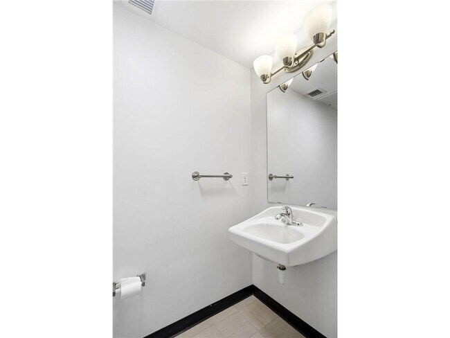 Building Photo - 2318 Jefferson St NE