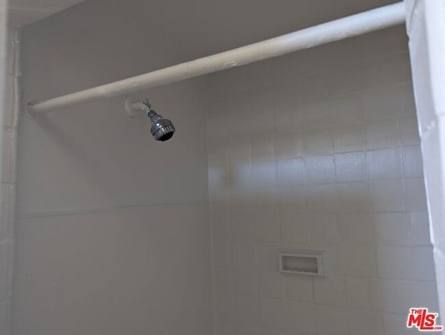 Building Photo - 634 S Gramercy Pl