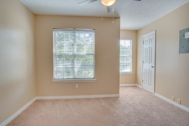 Building Photo - Santa Rosa 3/2.5 Townhome – Minutes from N...