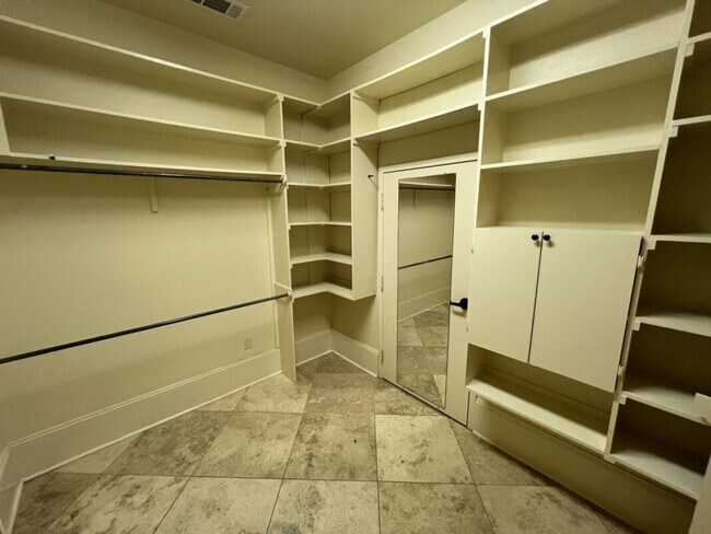 Building Photo - Elegant Two-Story Home with Outdoor Kitchen in Desirable Shadows Lake