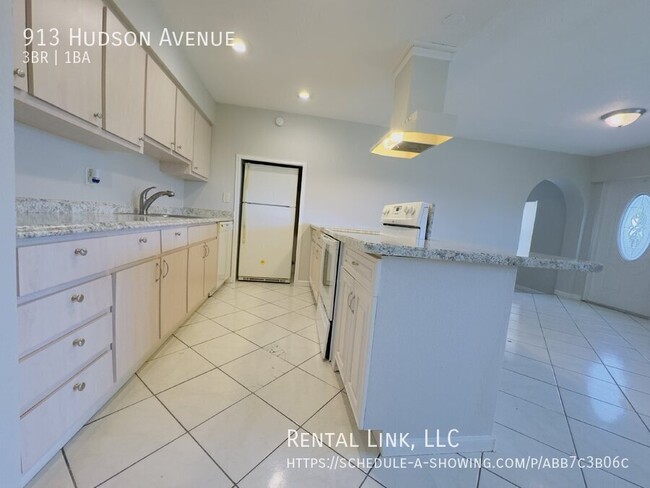 Building Photo - 913 Hudson Ave