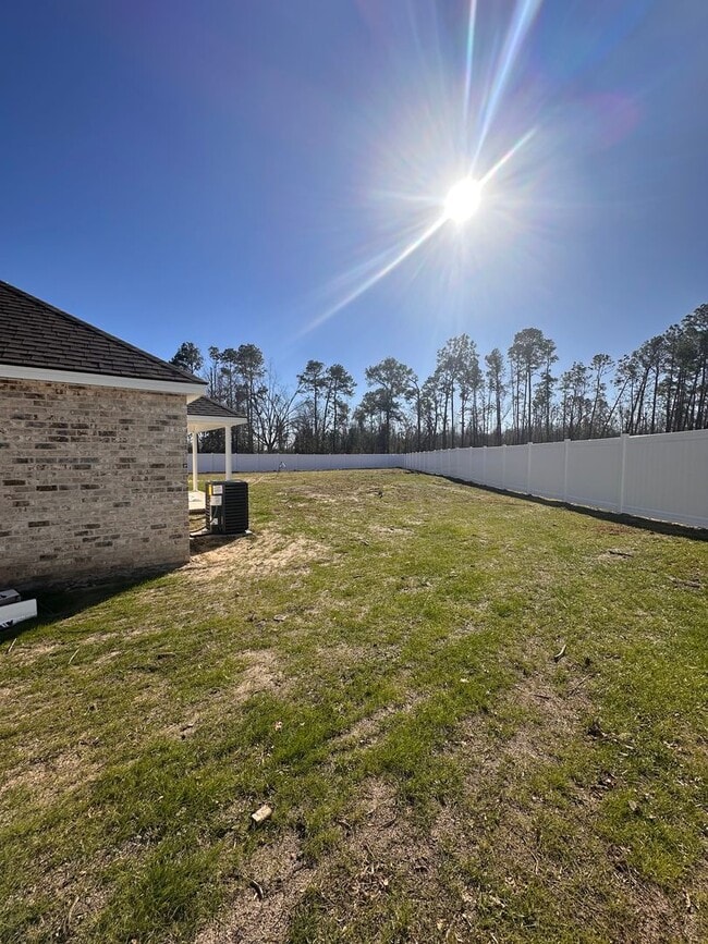 Building Photo - 3 Bed 2 Bath Brick House - Fenced in Backyard