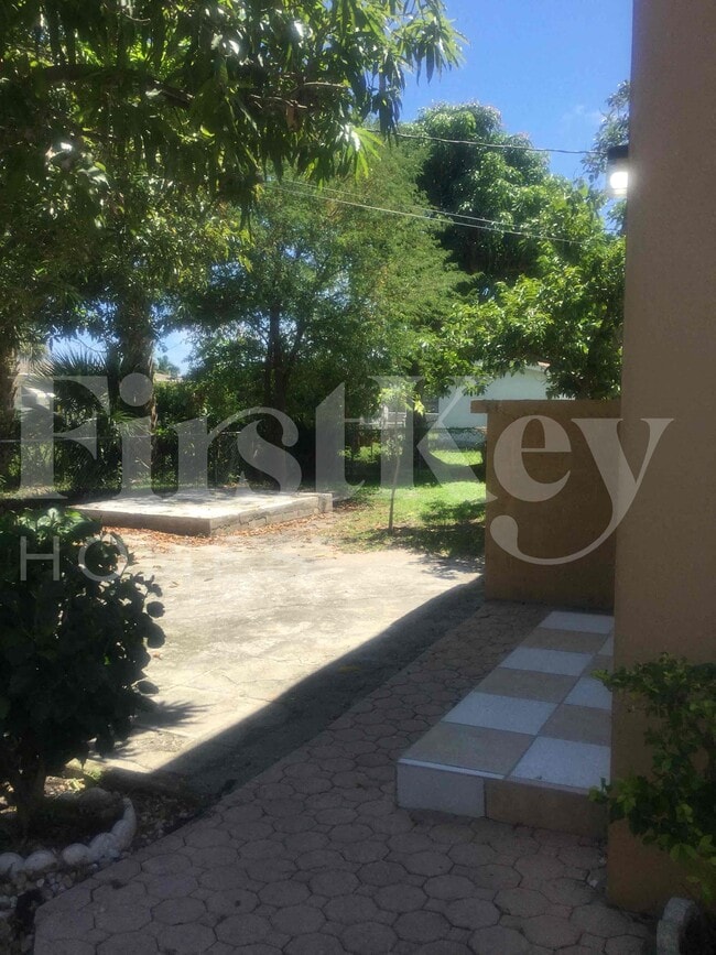 Building Photo - 1443 7th St