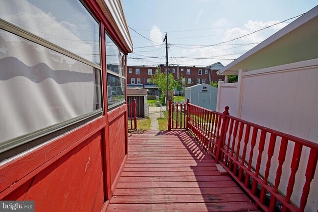 Building Photo - 3 Bedroom Townhome