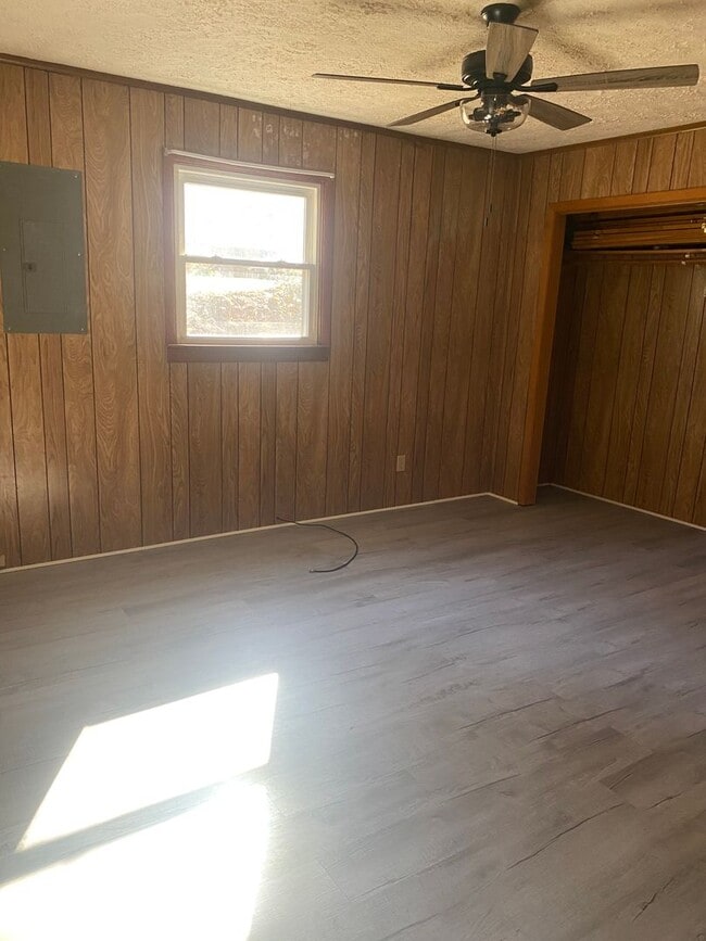 Building Photo - 2/1 Duplex for rent