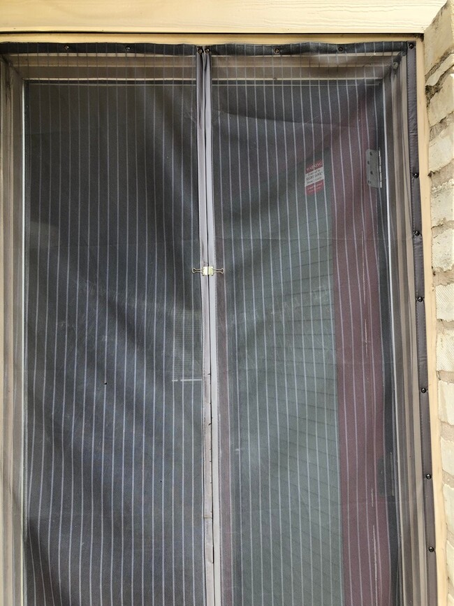 Building Photo - Great Close-In Condo