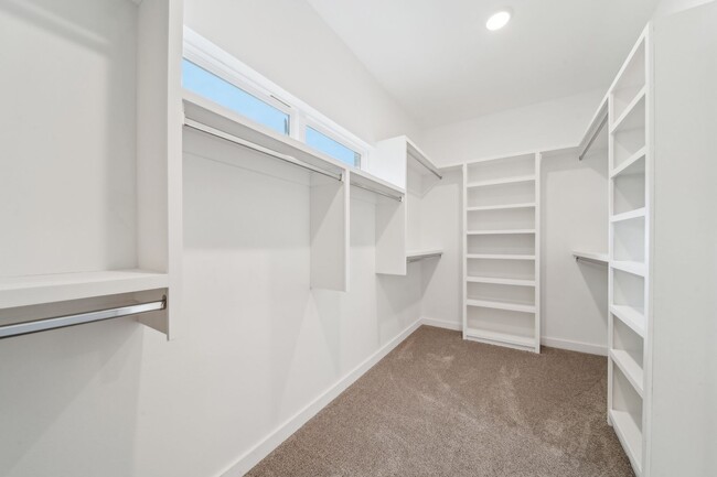 Building Photo - Spacious Home Minutes from Aspen Creek Elementary & Elam Park!