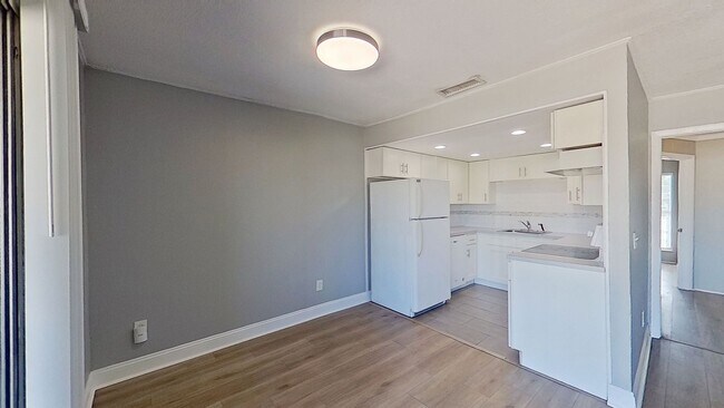 Building Photo - Charming 2 Bedroom close to the beach avai...