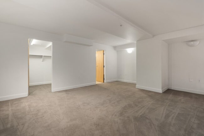 Building Photo - 106 N High St