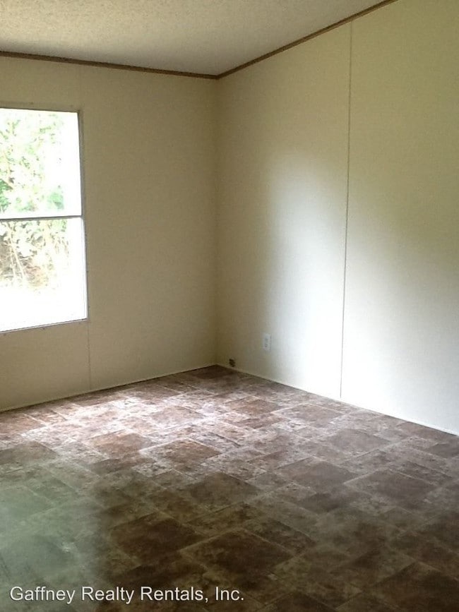 Building Photo - 4 br, 2 bath House - 308 River Dr.
