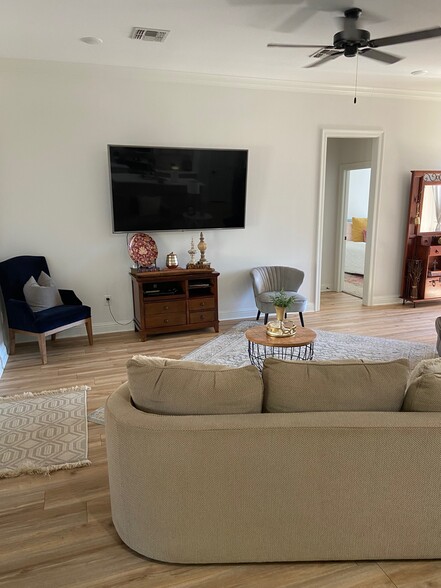 Building Photo - 228 Oak Alley Dr