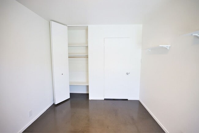 Building Photo - Stunning Mid-Century Modern 3 Bed/ 2 Bath ...