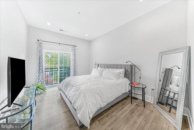 Building Photo - 537 Apple St