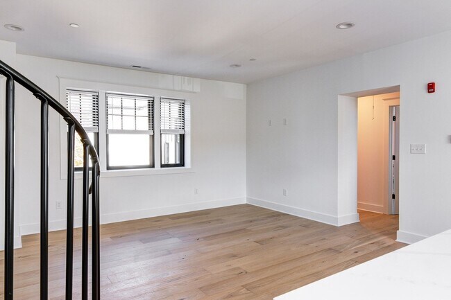 Building Photo - 20 E Redman Ave