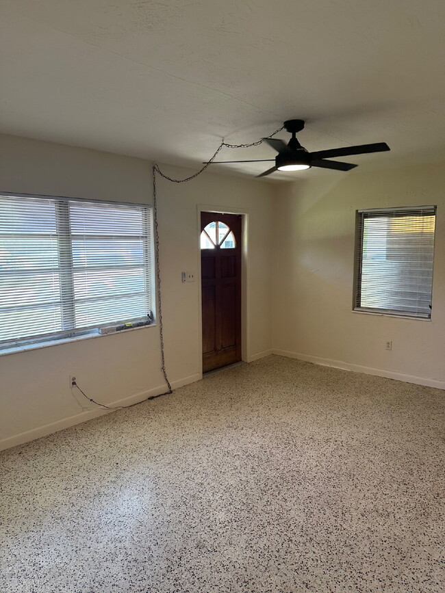 Building Photo - Cute 2 Bedroom, 1 Bathroom Single Family H...