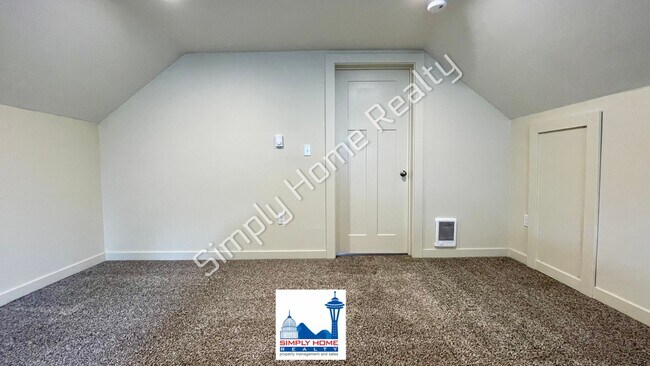 Building Photo - Cute 3 bedroom 2 bath home in Tacoma!