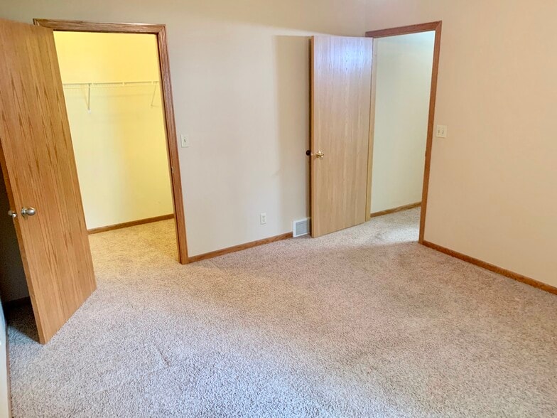 Building Photo - 2216 Melanie Ln