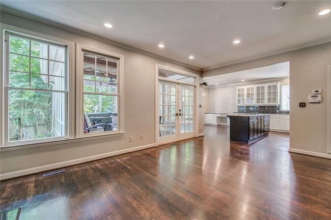 Building Photo - 2555 Ridgewood Rd NW